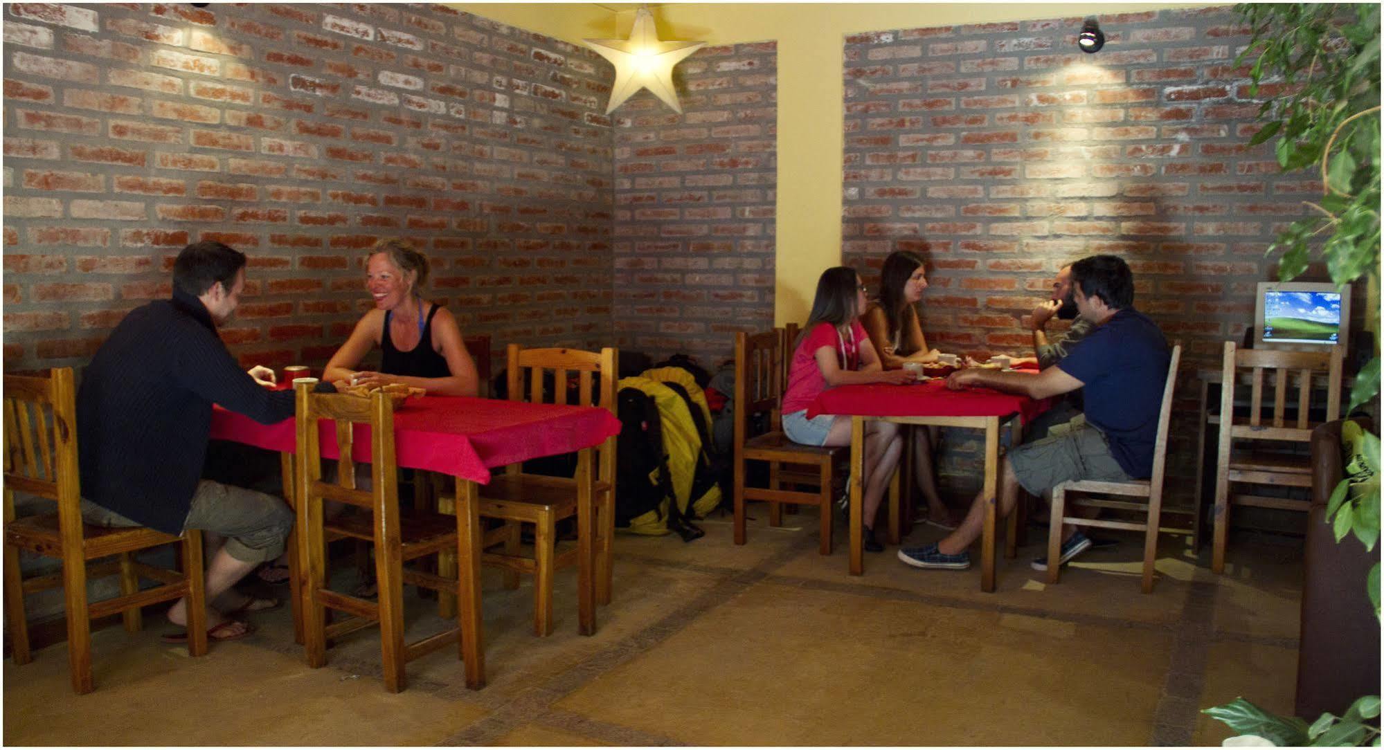 La Tosca Hostel Puerto Madryn Ngoại thất bức ảnh